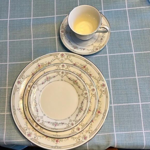 Royal Doulton Tamara Place Setting Excellent Condition Not Used - Picture 1 of 11